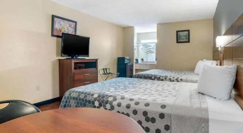 Bed in Econo Lodge Inn & Suites Forest