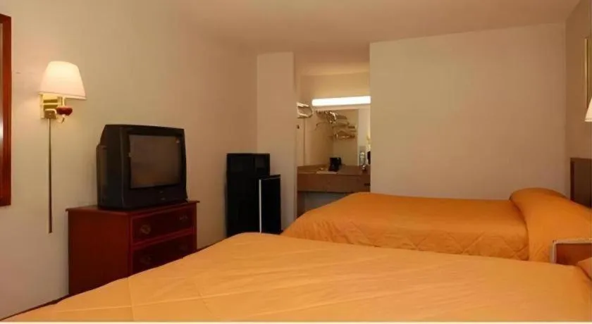 Bed in Econo Lodge Inn & Suites Forest