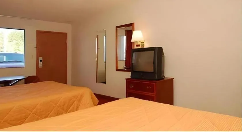 Bed in Econo Lodge Inn & Suites Forest