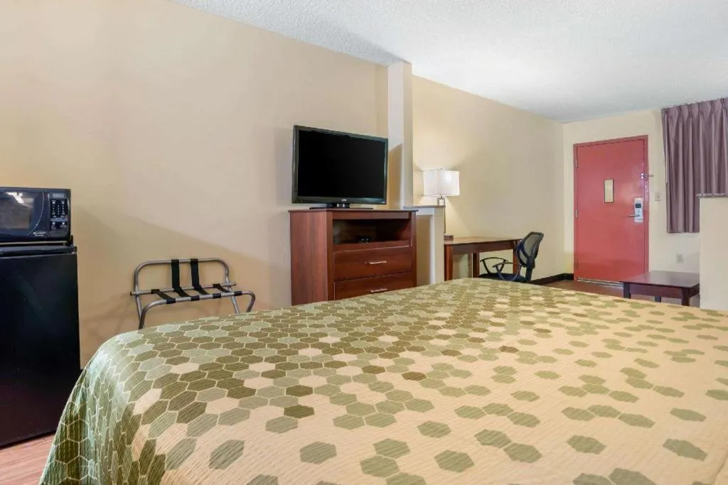 Bed in Econo Lodge Inn & Suites Forest