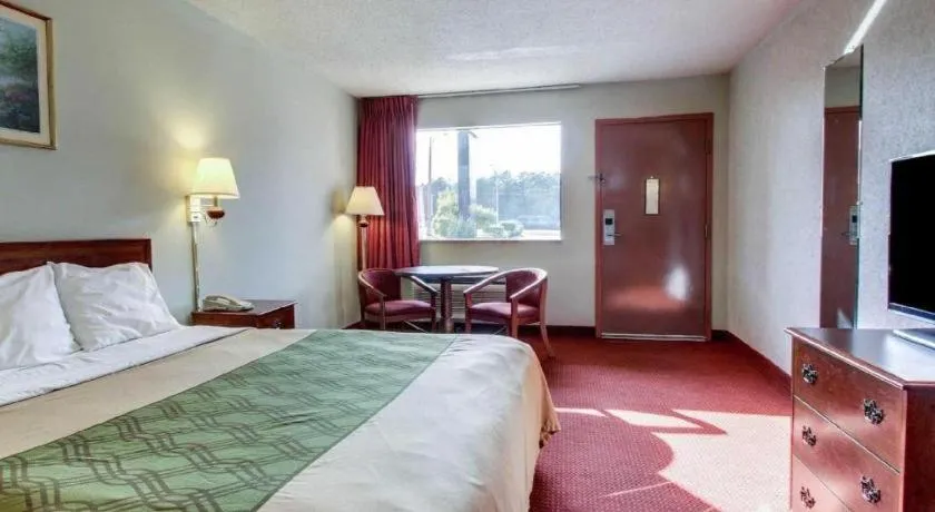 Bed in Econo Lodge Inn & Suites Forest