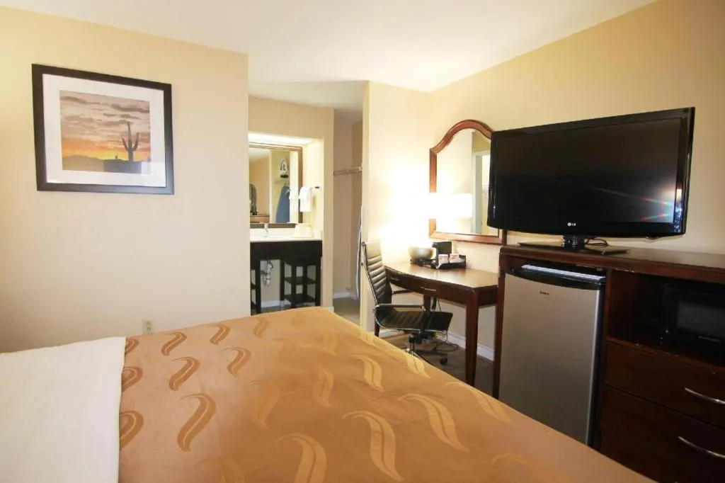 Bed in Quality Inn & Suites Franklin