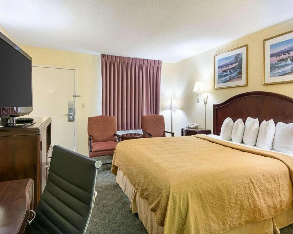 Bed in Quality Inn & Suites Franklin