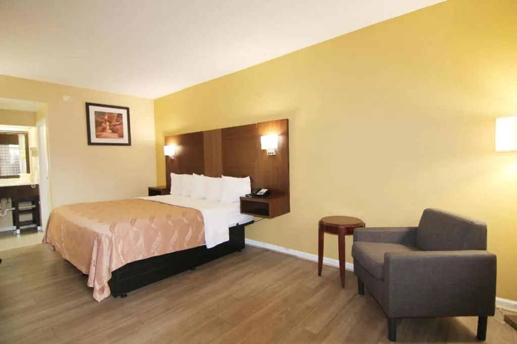 Bed in Quality Inn & Suites Franklin