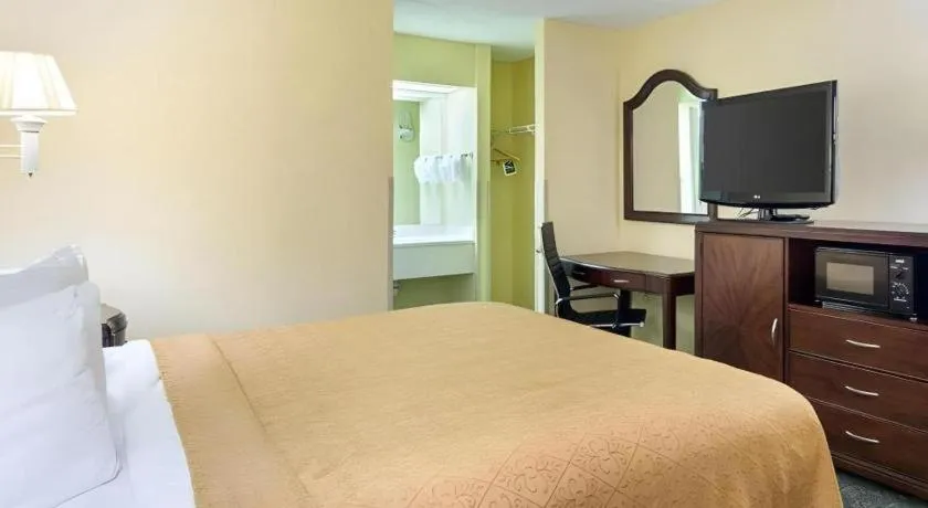 Bed in Quality Inn & Suites Franklin