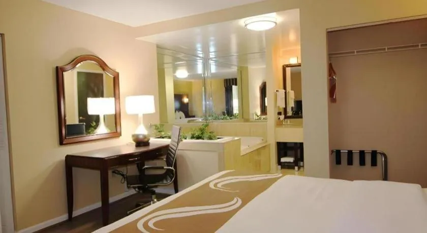 Bed in Quality Inn & Suites Franklin