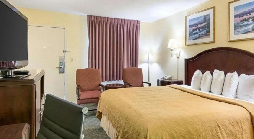 Bed in Quality Inn & Suites Franklin