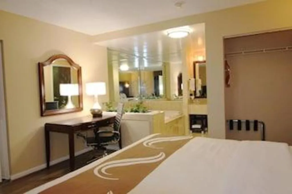 Bed in Quality Inn & Suites Franklin