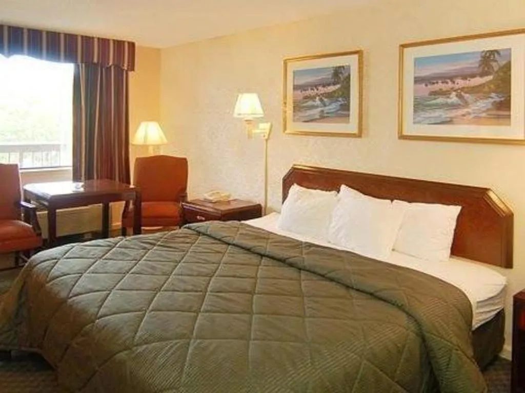 Bed in Quality Inn & Suites Franklin