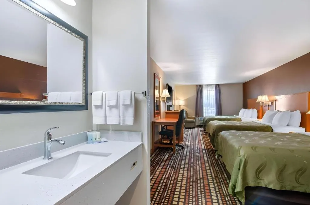 Bed in Quality Inn Kearney - Liberty