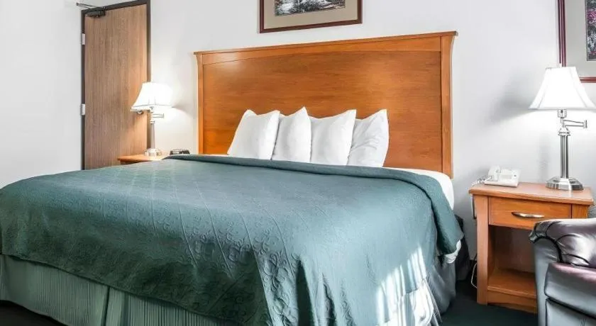 Bed in Quality Inn Kearney - Liberty