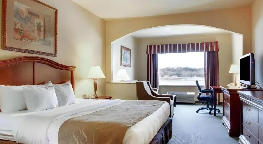 Bed in Clarion Suites Vidalia Riverfront