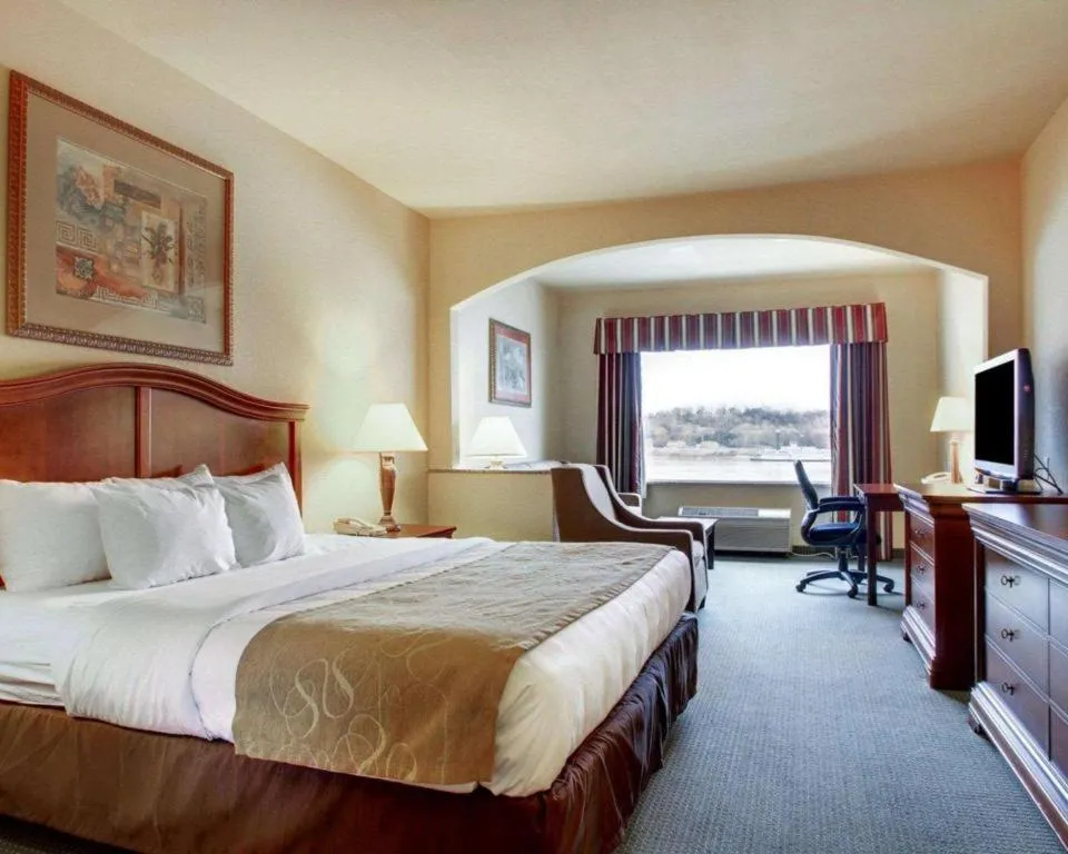 Bed in Clarion Suites Vidalia Riverfront