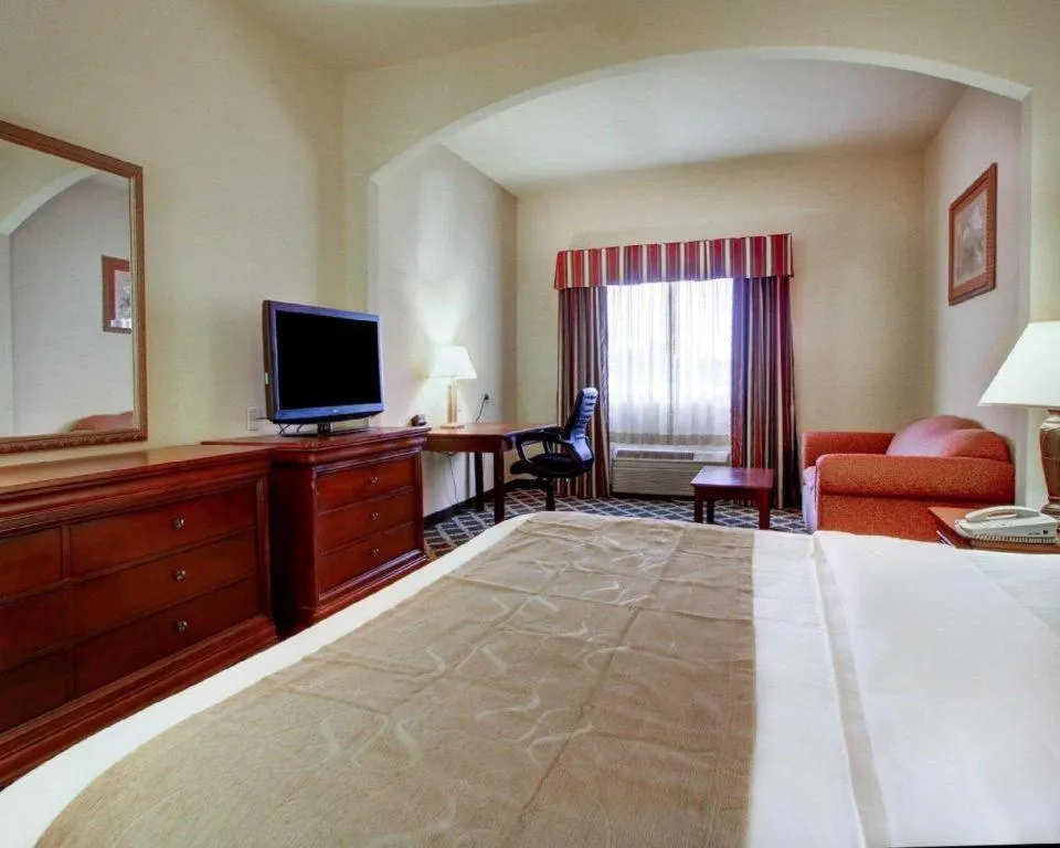 Bed in Clarion Suites Vidalia Riverfront