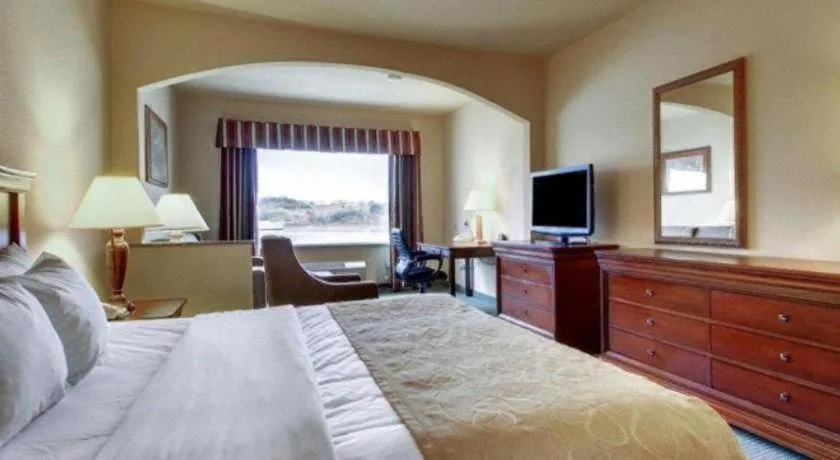 Bed in Clarion Suites Vidalia Riverfront