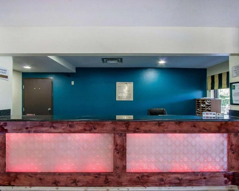 Quality Inn And Suites Centerv