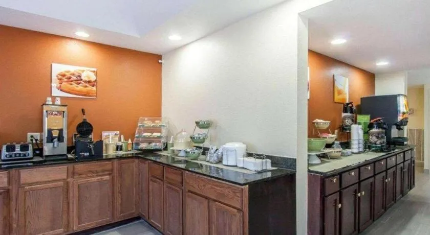 Quality Inn And Suites Centerv