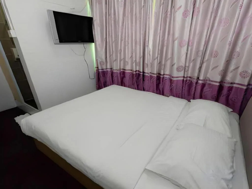 Bed in Meriton Hotel