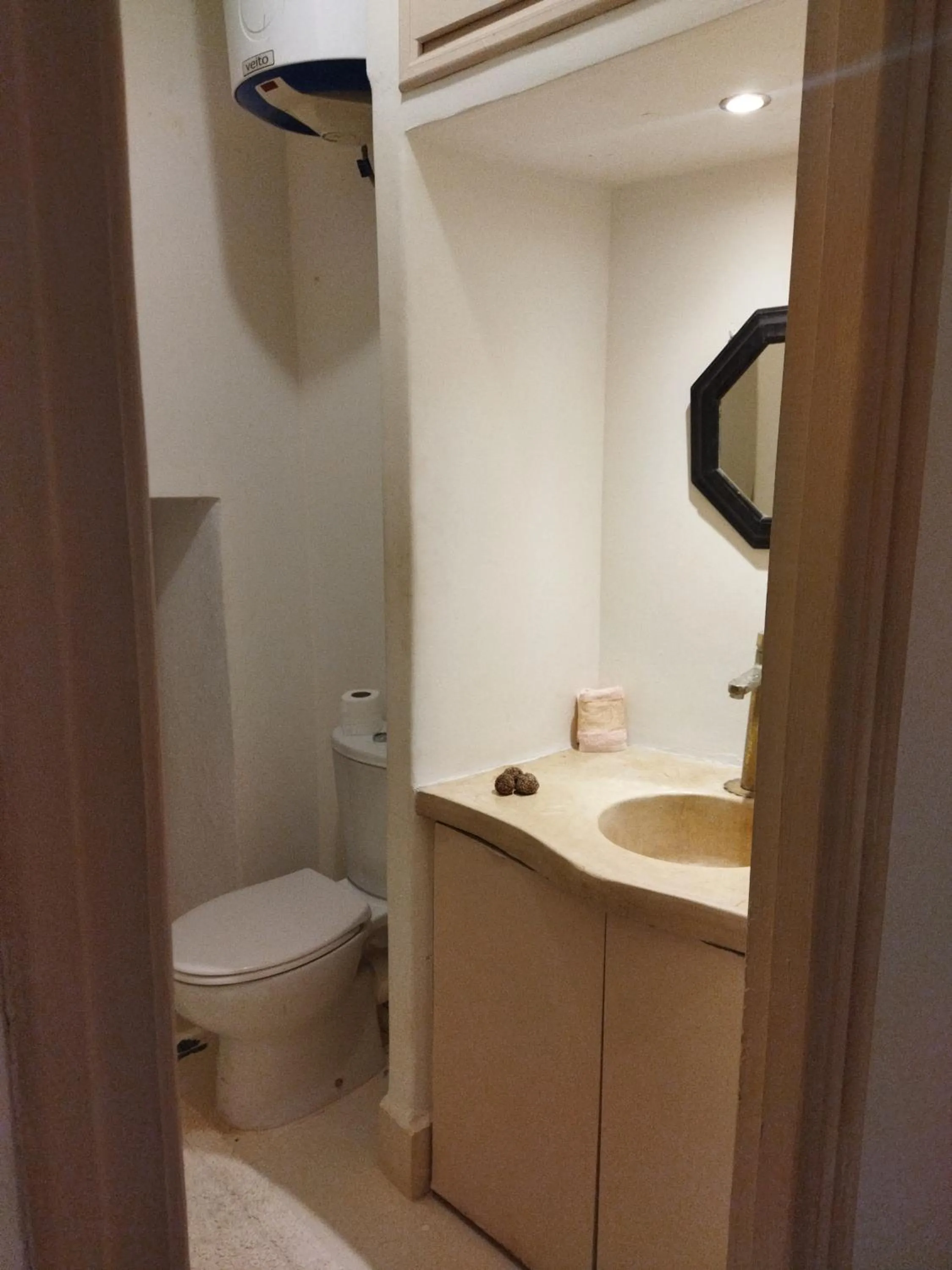 Toilet in Diamant La Ville Rouge