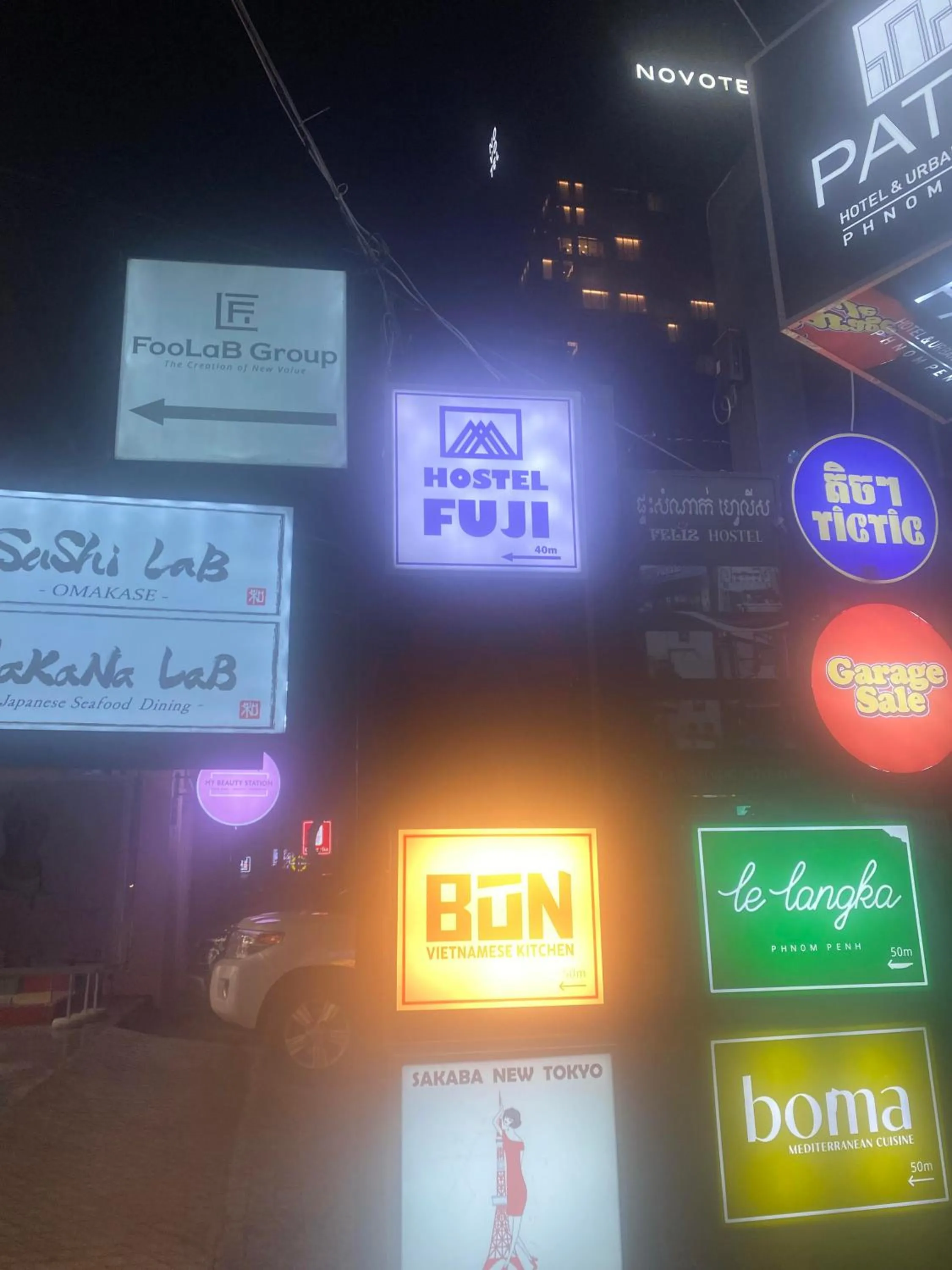 Property building in Feliz Hostel Cafe & Bar