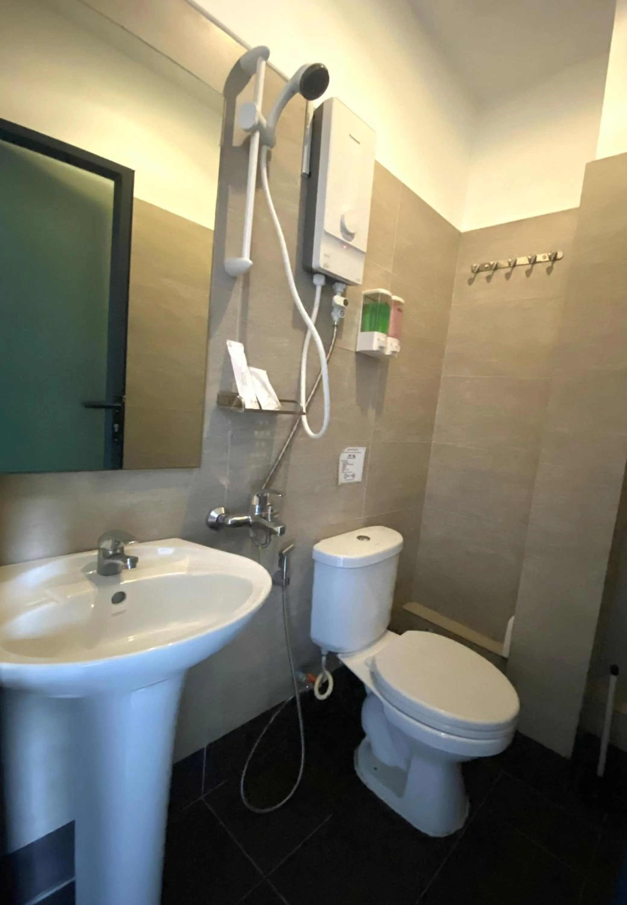 Shower in Feliz Hostel Cafe & Bar