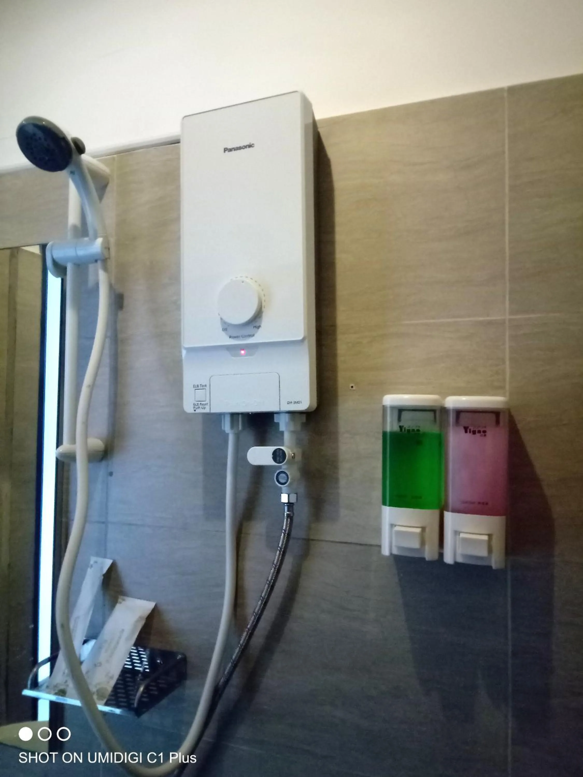 Shower in Feliz Hostel Cafe & Bar