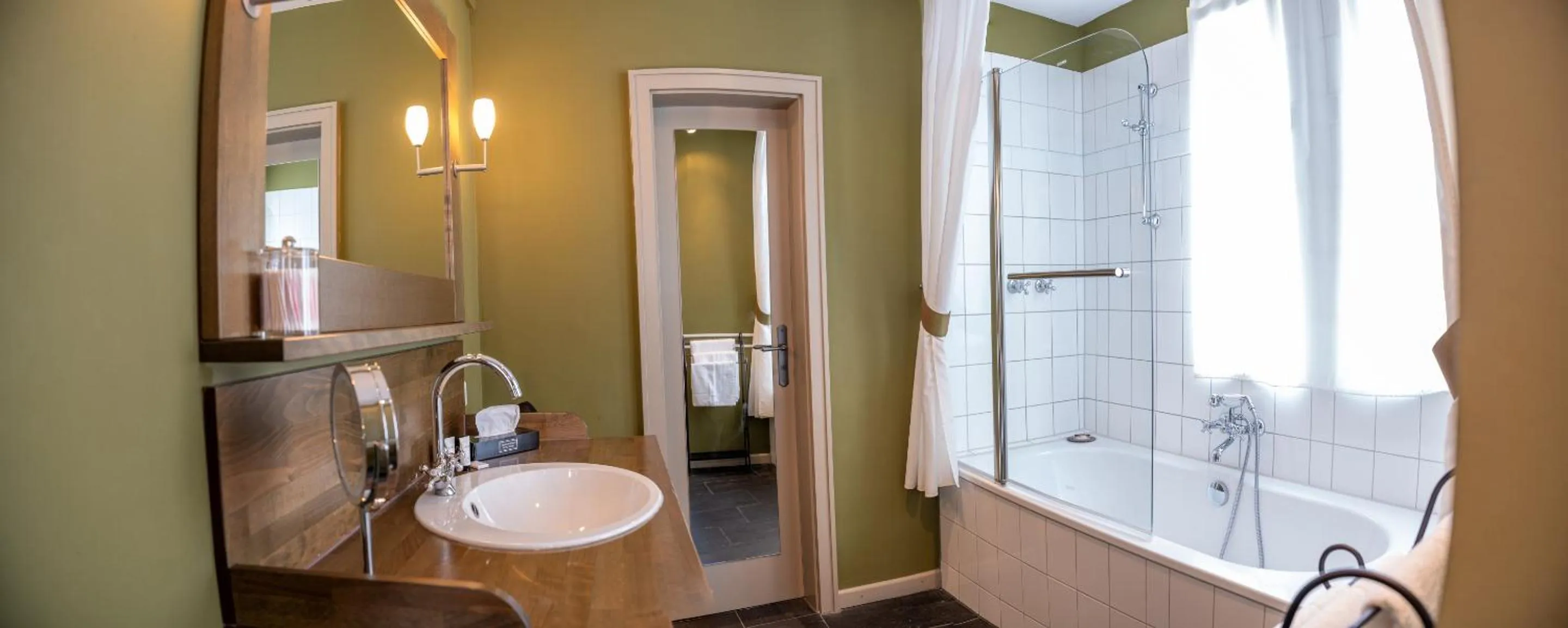 Bathroom in Friedrich von Schiller Hotel