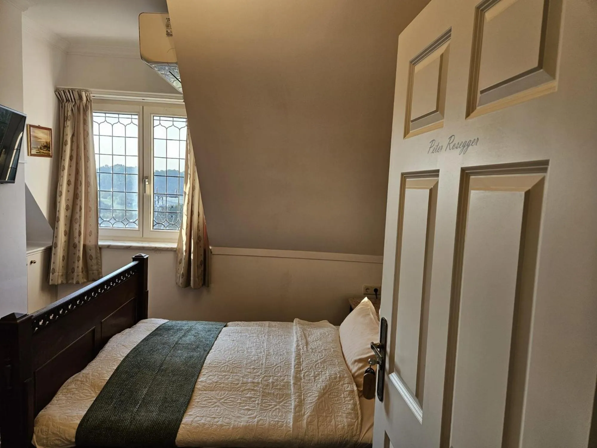 Photo of the whole room in Klein Holland