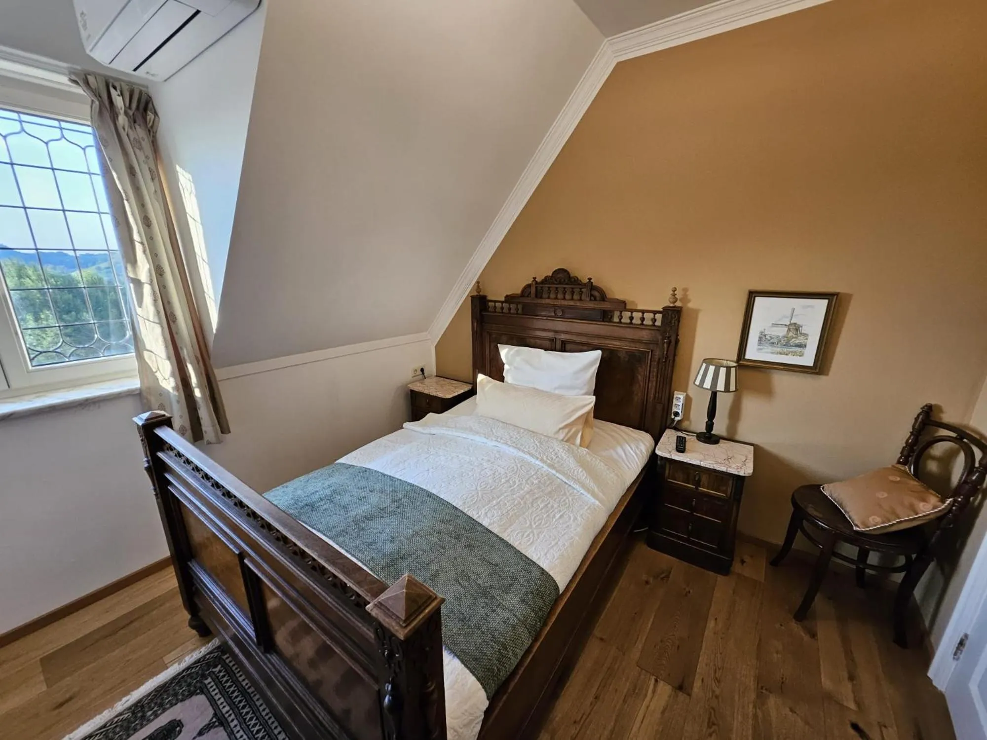 Photo of the whole room in Klein Holland