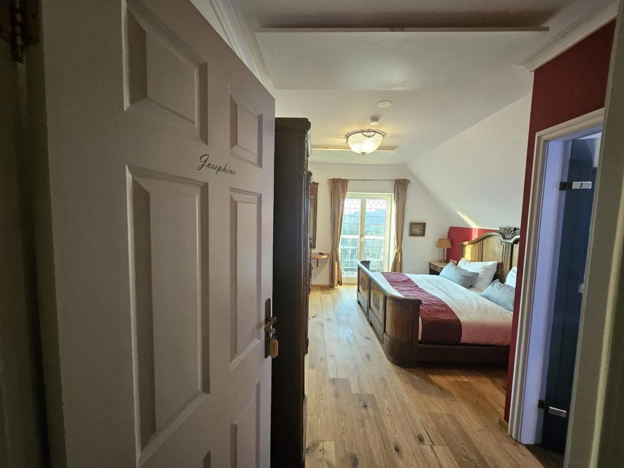 Photo of the whole room in Klein Holland