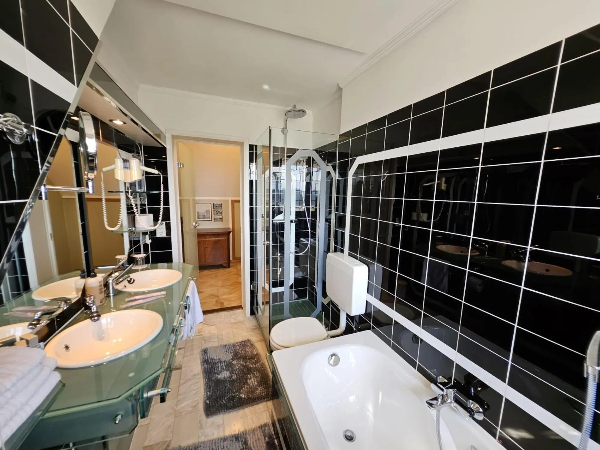 Shower in Klein Holland