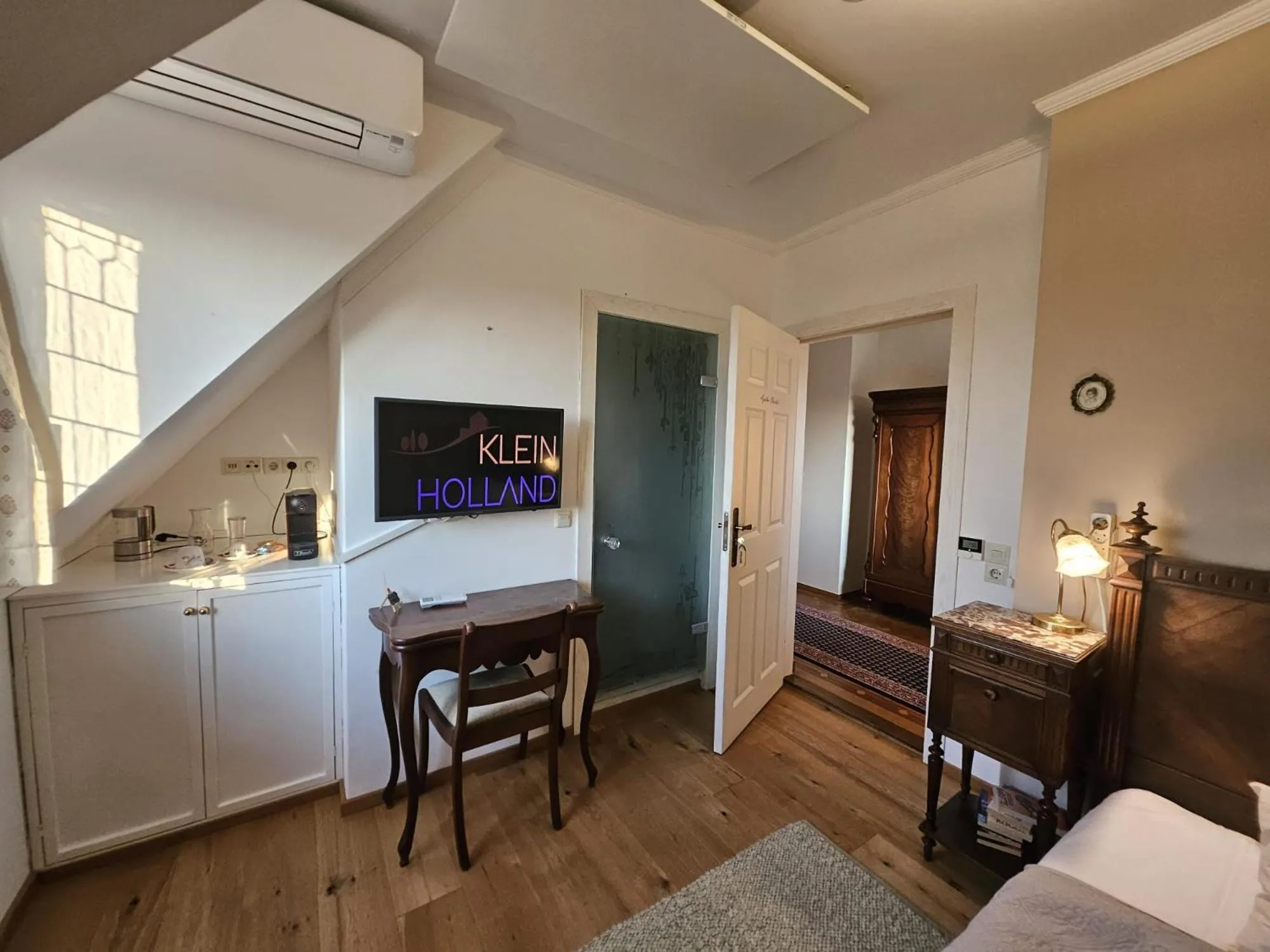 Photo of the whole room in Klein Holland