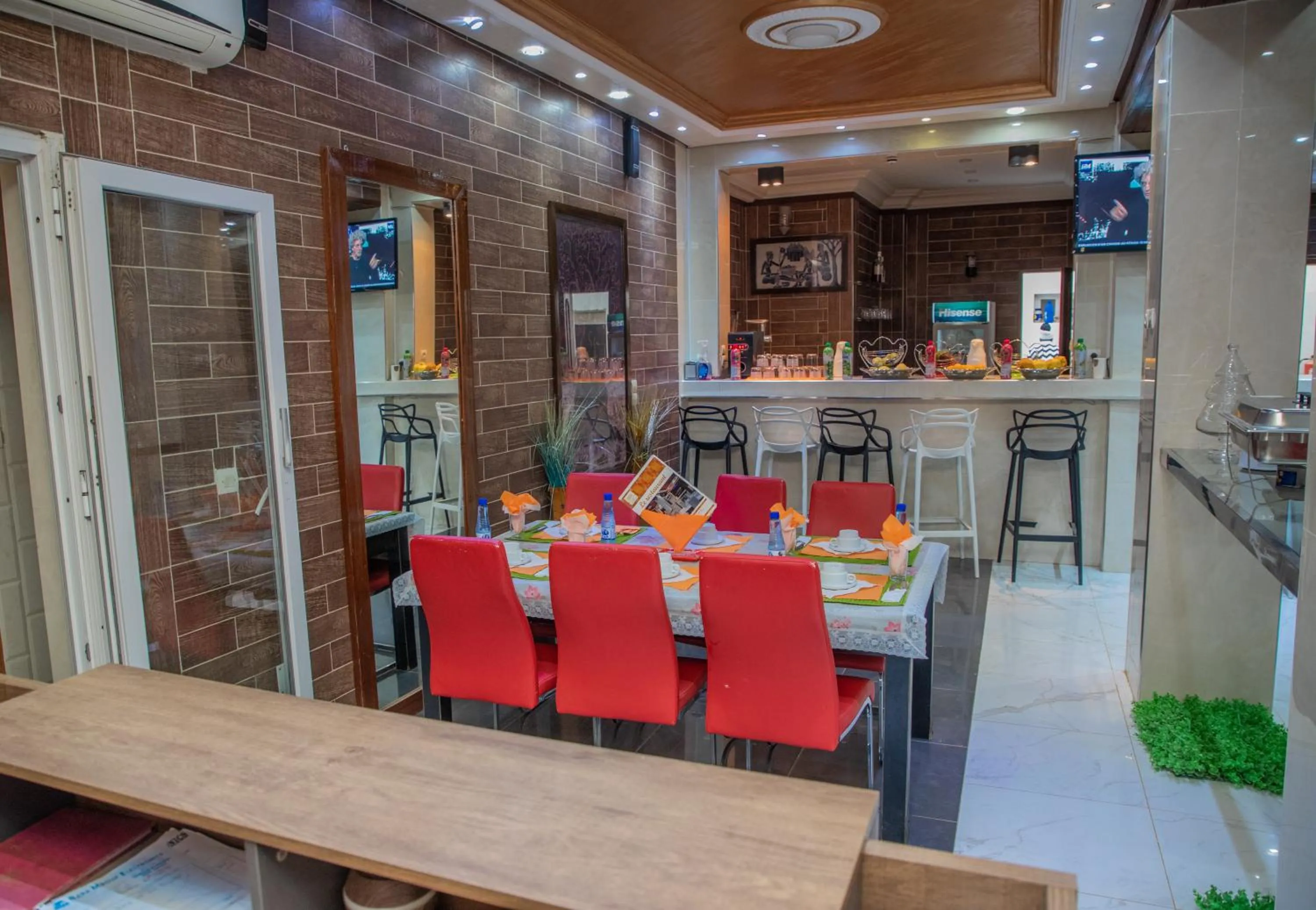 Restaurant/places to eat in Hôtel Darou Khoudoss