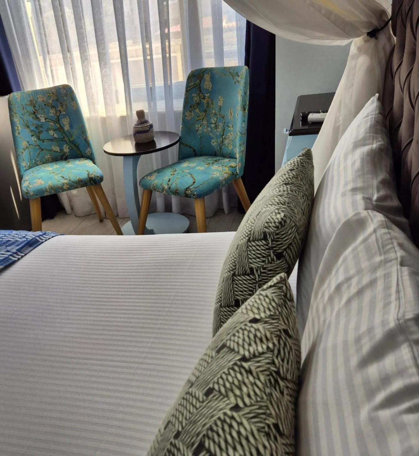 Seating area, Bed in Bambu Urla Otel