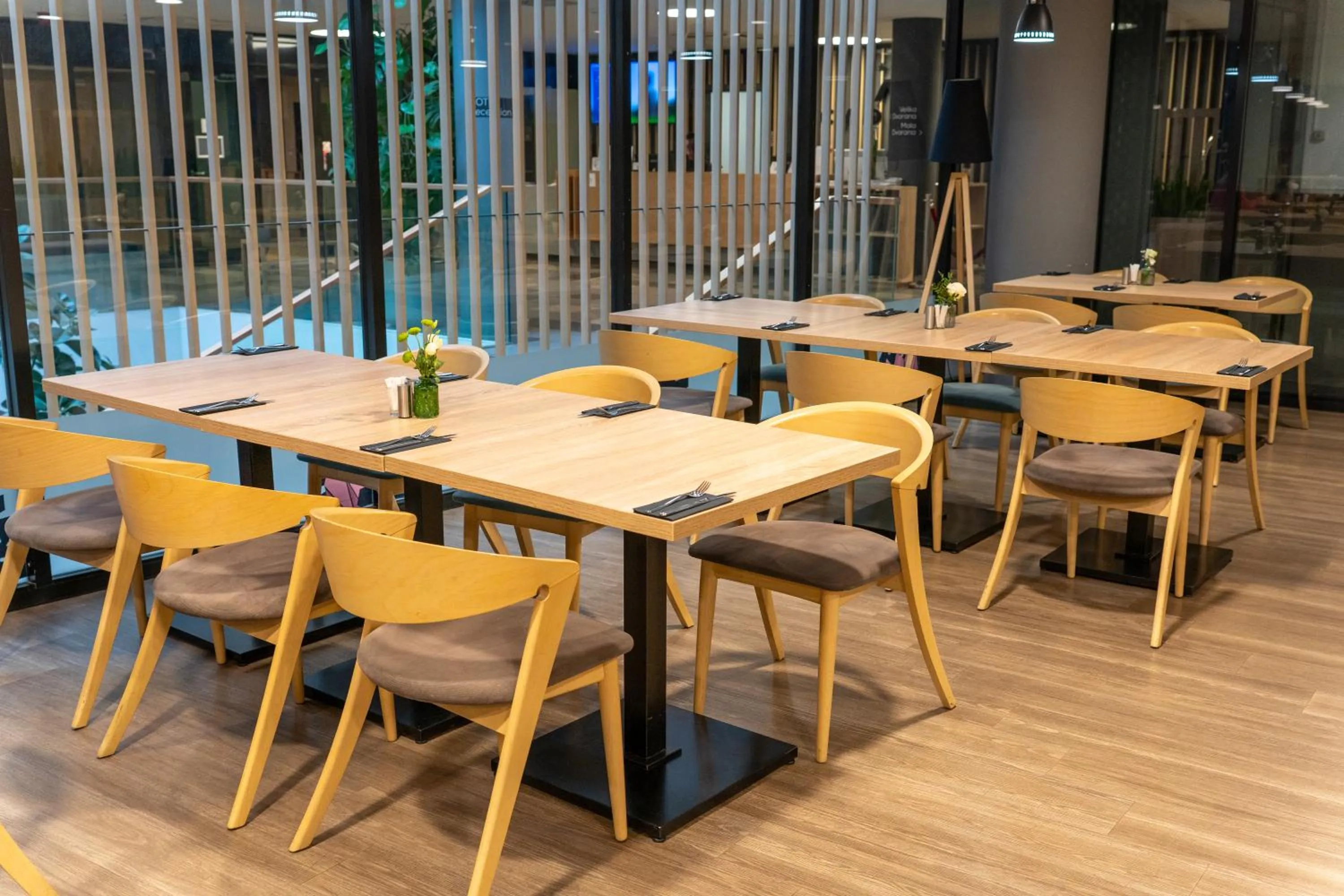 Restaurant/places to eat in Hotel Academia