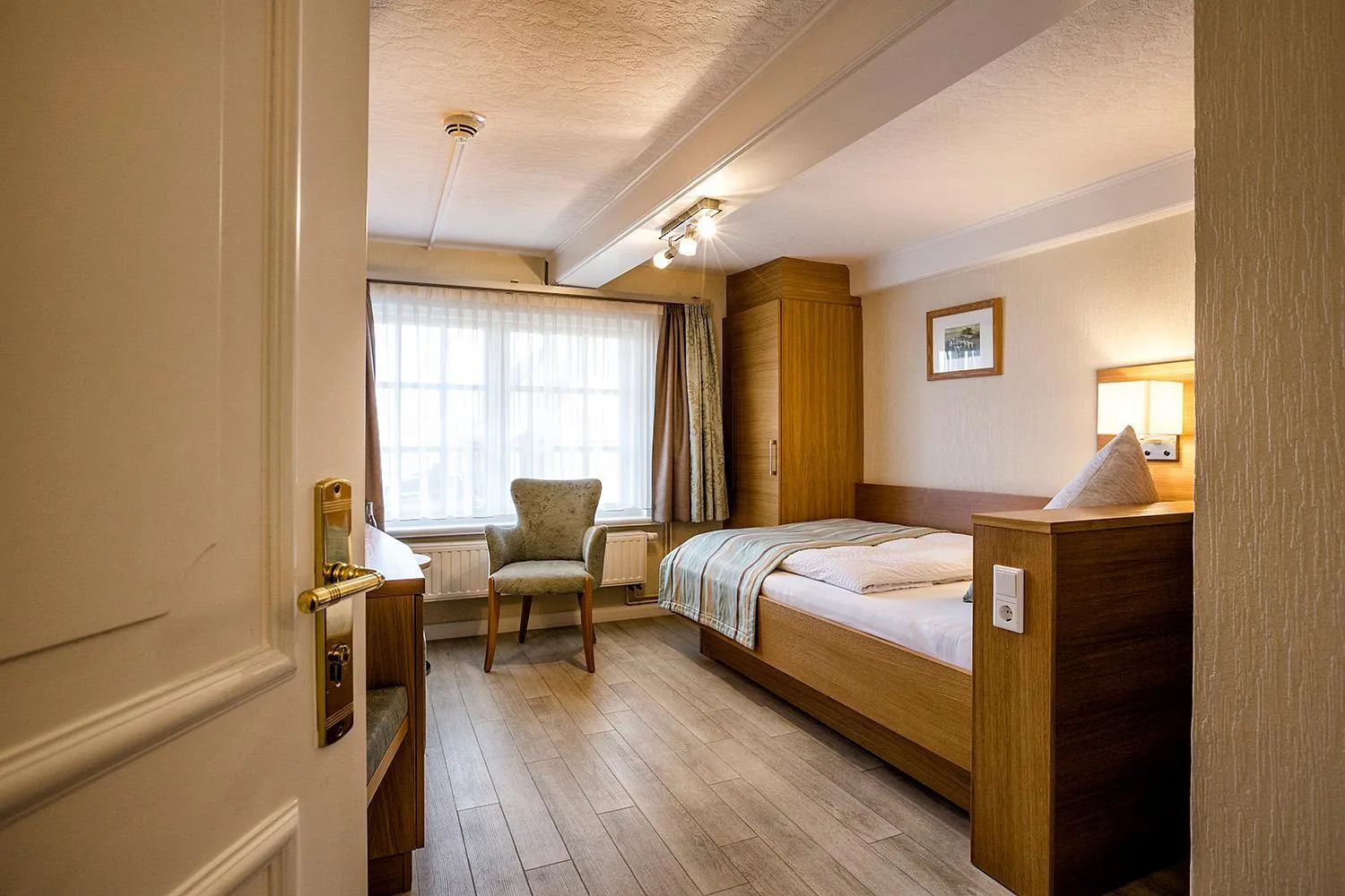 Photo of the whole room, Bed in Hotel Neuwarft Altbau