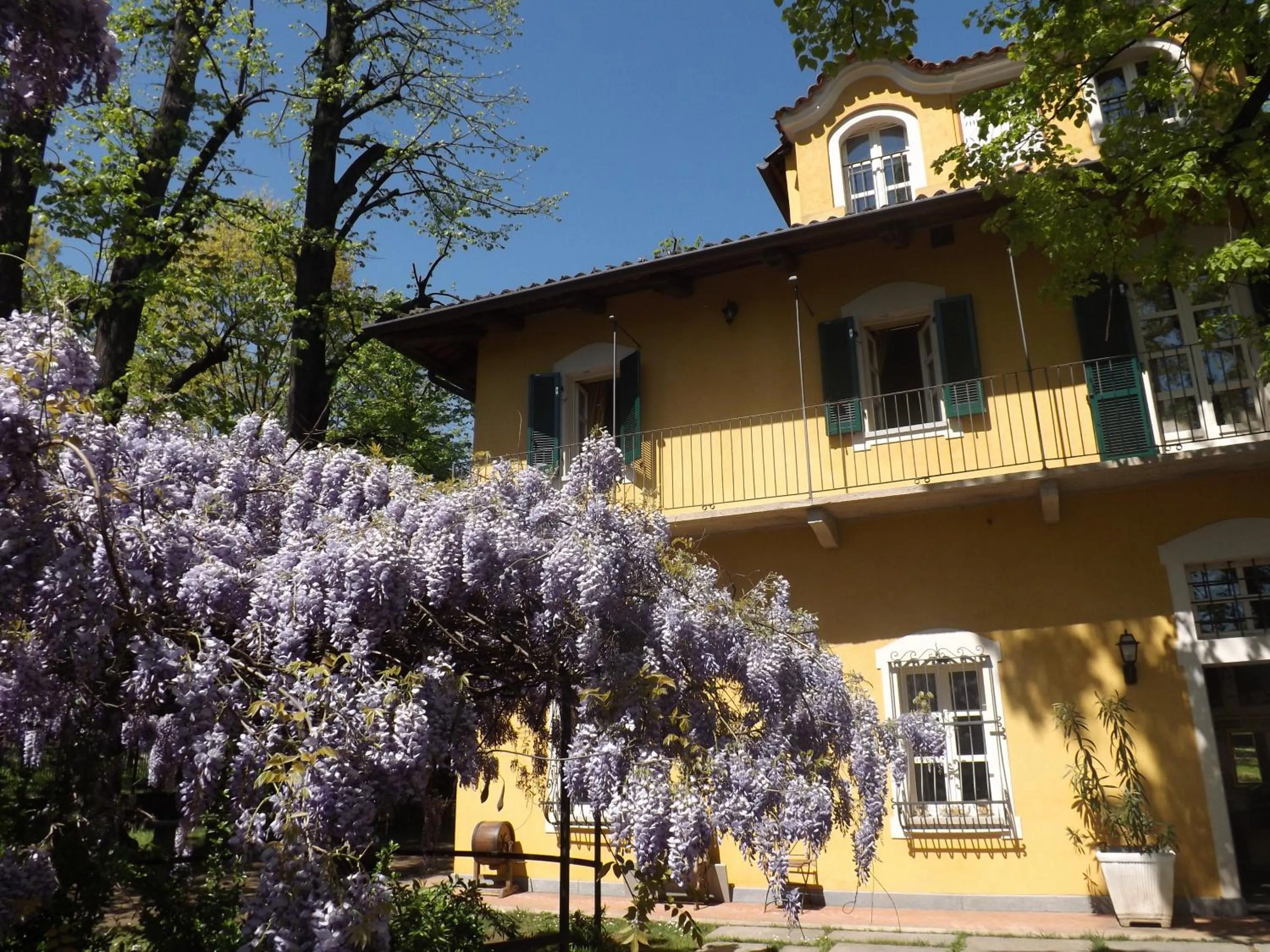 Property building in Villa Mirano Bed & Breakfast