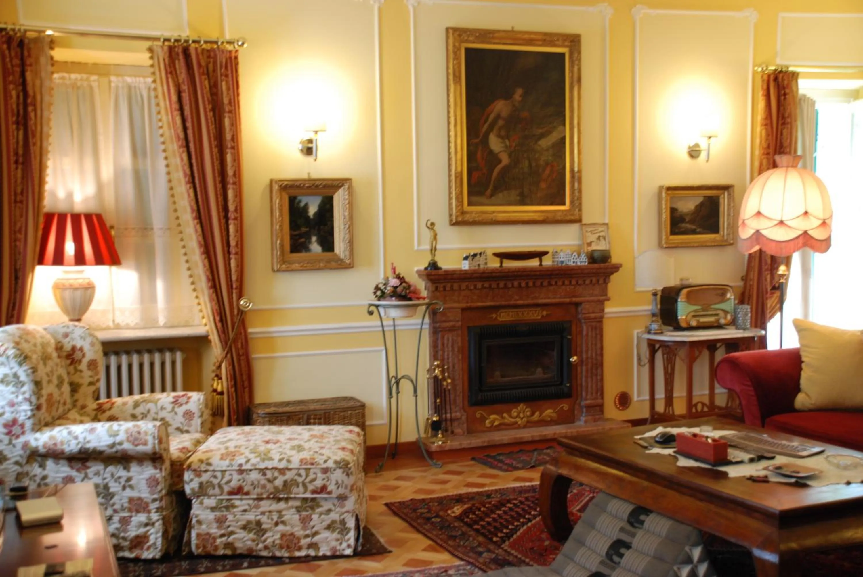 Communal lounge/ TV room in Villa Mirano Bed & Breakfast