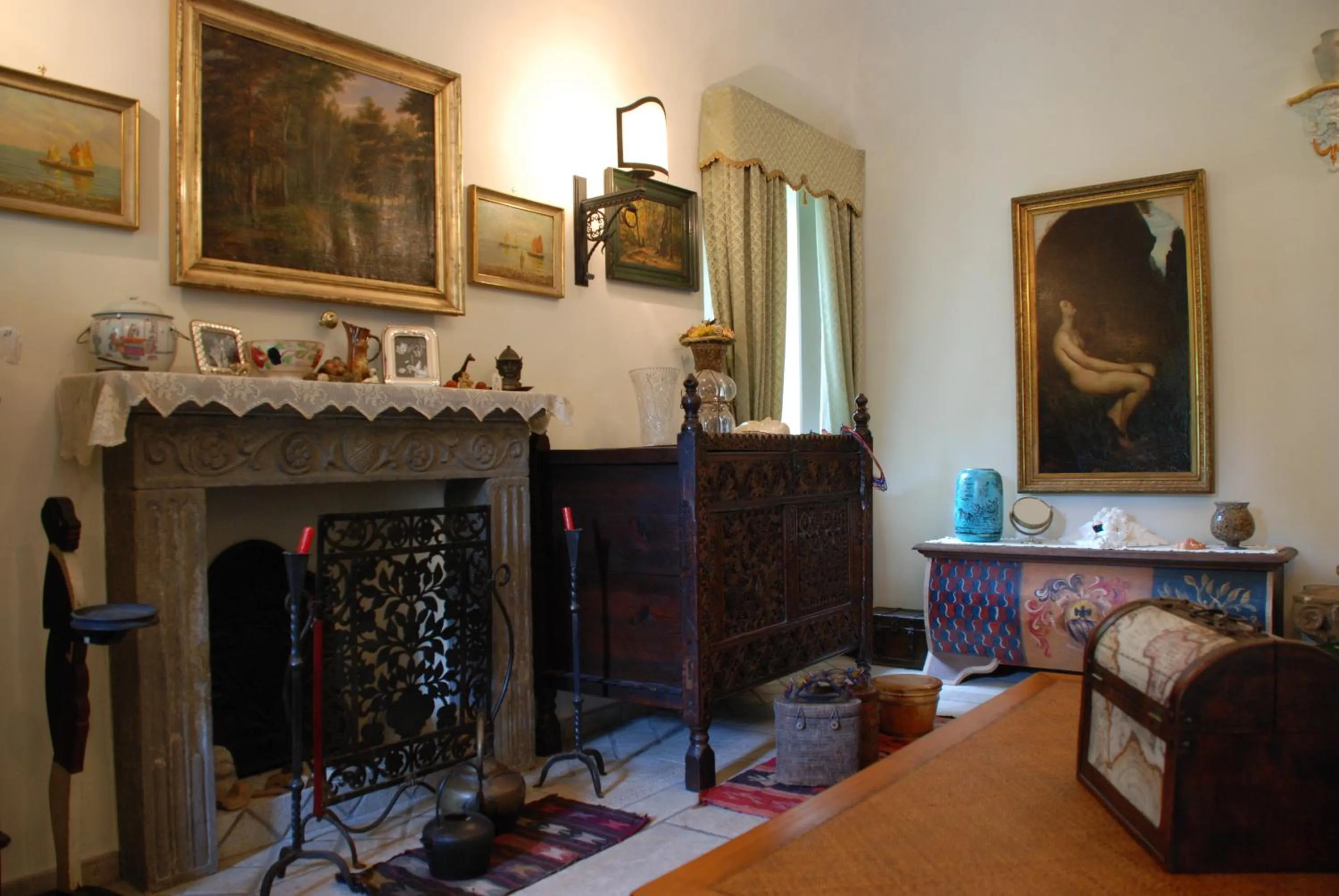 Communal lounge/ TV room in Villa Mirano Bed & Breakfast