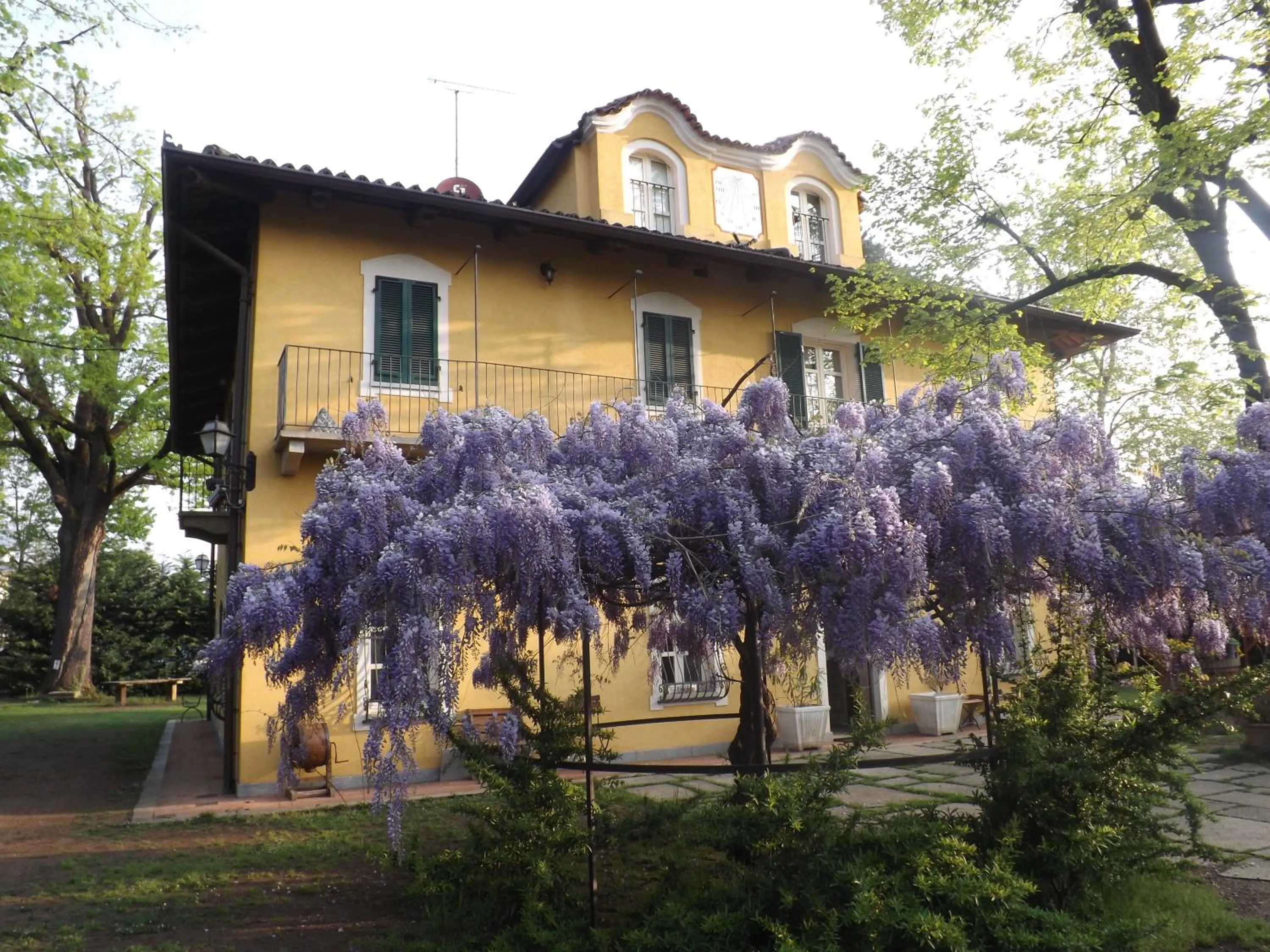 Property building in Villa Mirano Bed & Breakfast