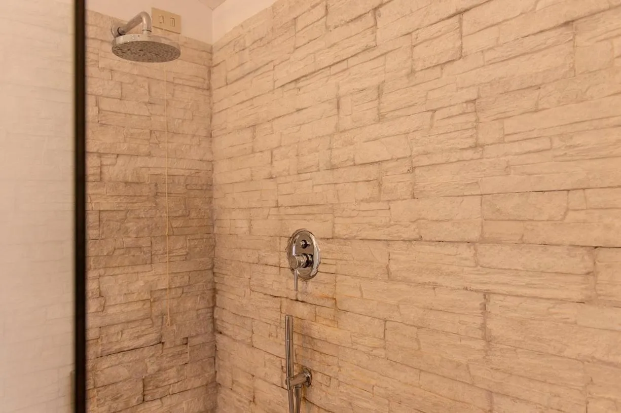 Shower in Torre della Botonta