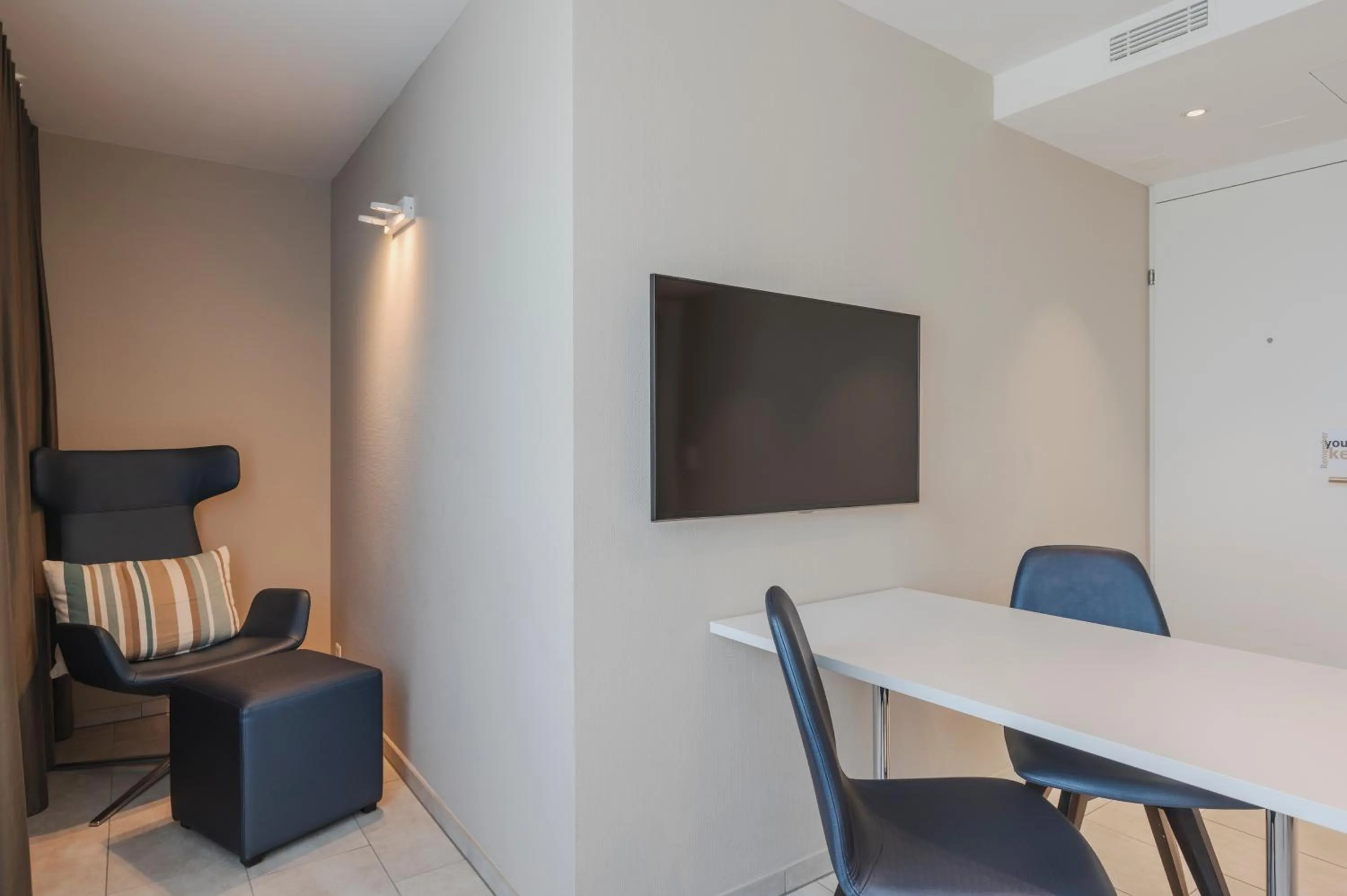 Communal lounge/ TV room in Amanthos Living Zürich Airport