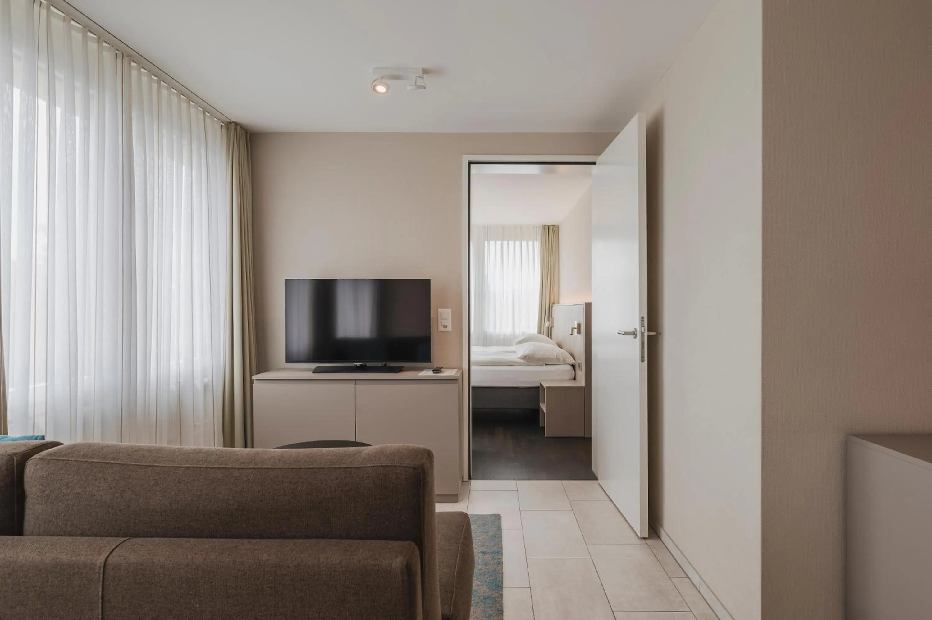 Communal lounge/ TV room in Amanthos Living Zürich Airport