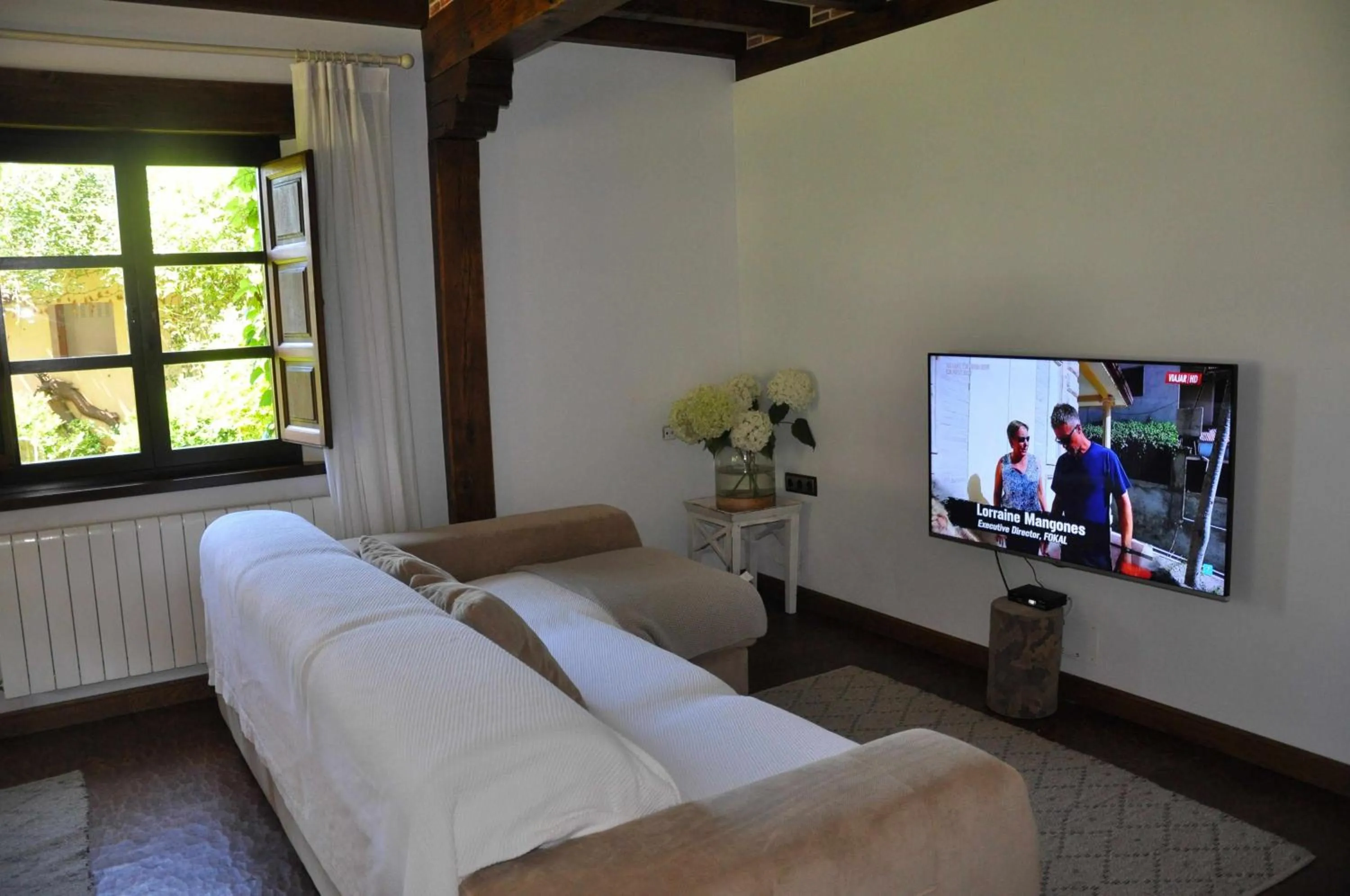 Communal lounge/ TV room, Bed in Apartamentos Arcadia