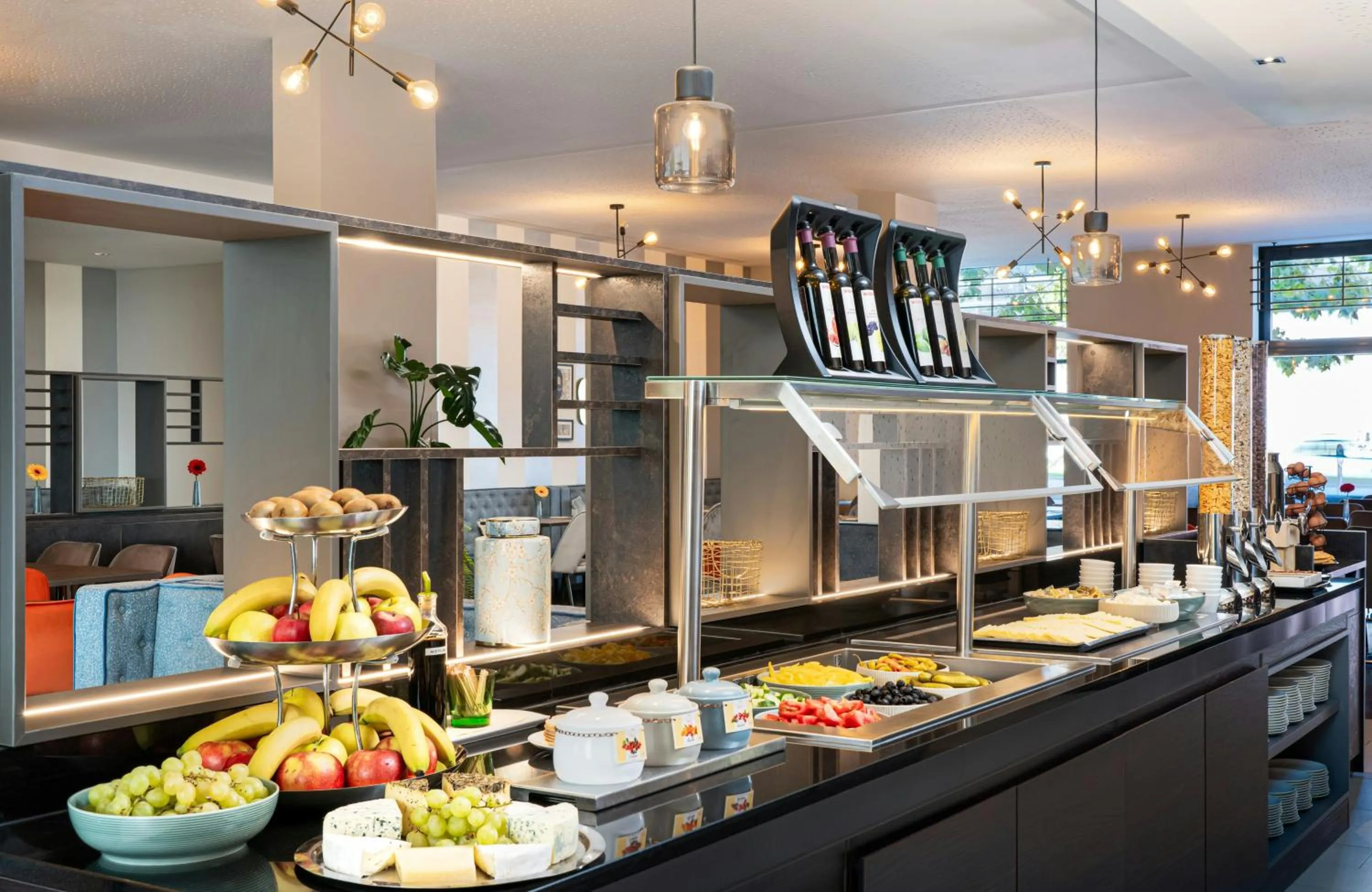 Buffet breakfast in Leonardo Hotel Vienna Hauptbahnhof