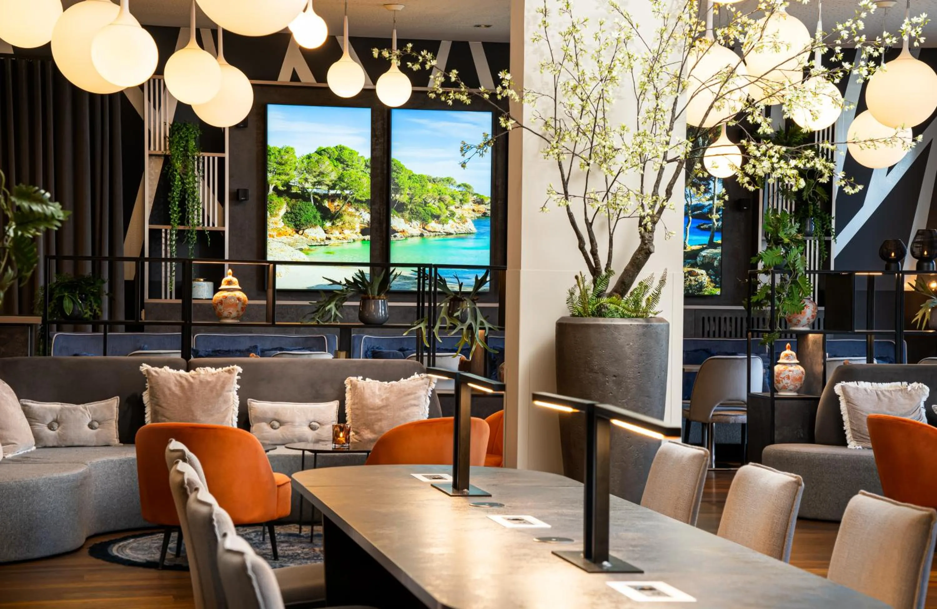 Lounge or bar in Leonardo Hotel Vienna Hauptbahnhof