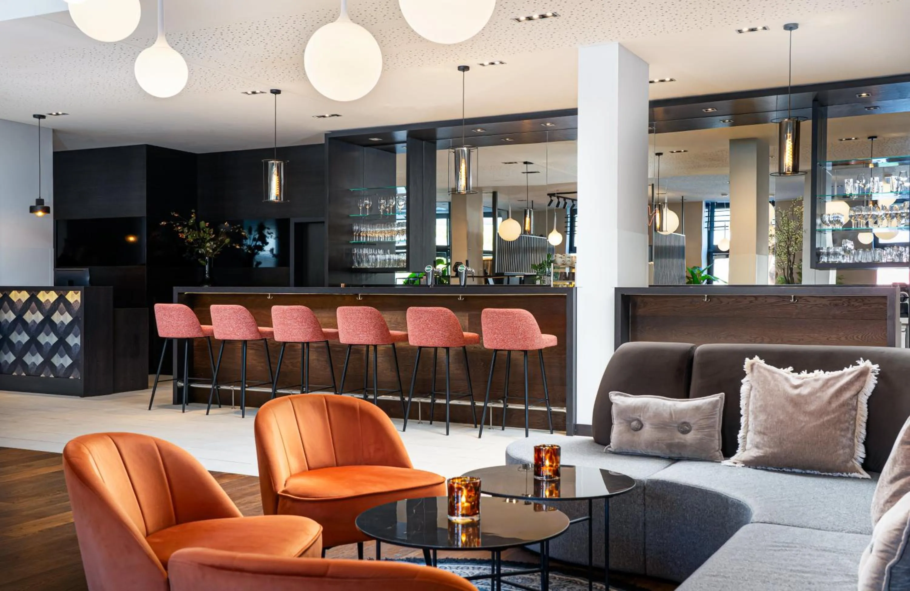 Lounge or bar in Leonardo Hotel Vienna Hauptbahnhof