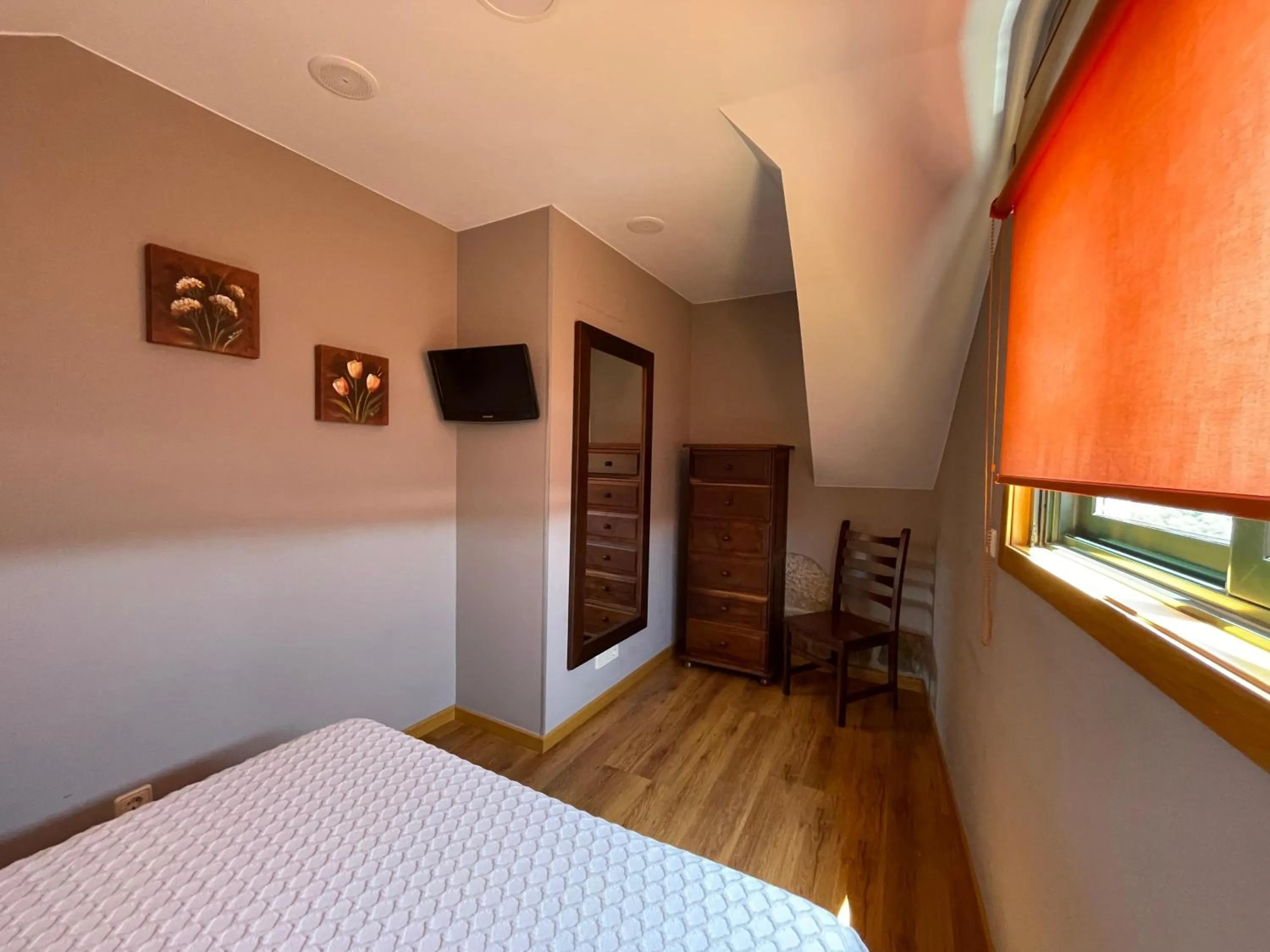 Bedroom, Bed in Apartamentos Río Sil