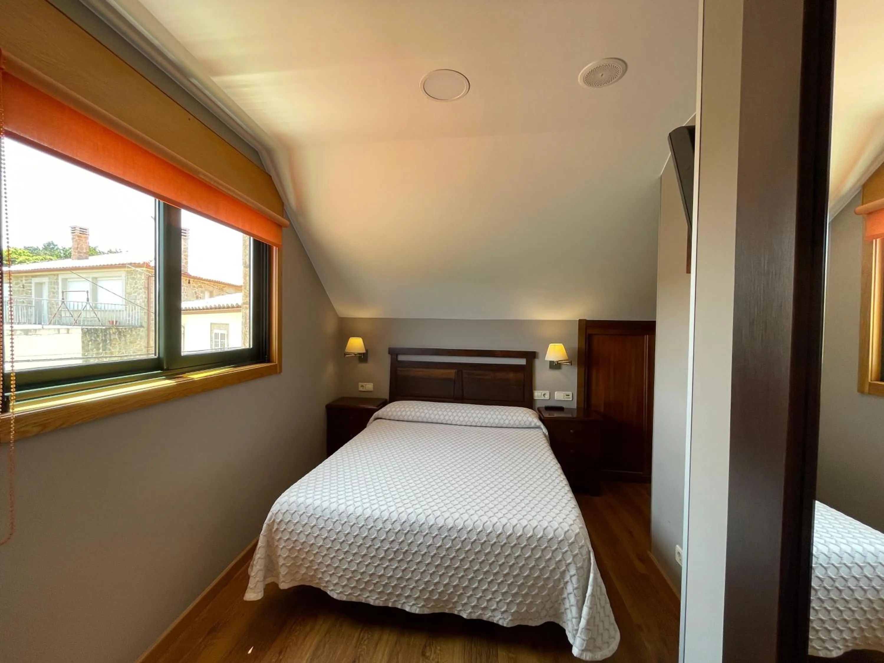 Bedroom, Bed in Apartamentos Río Sil