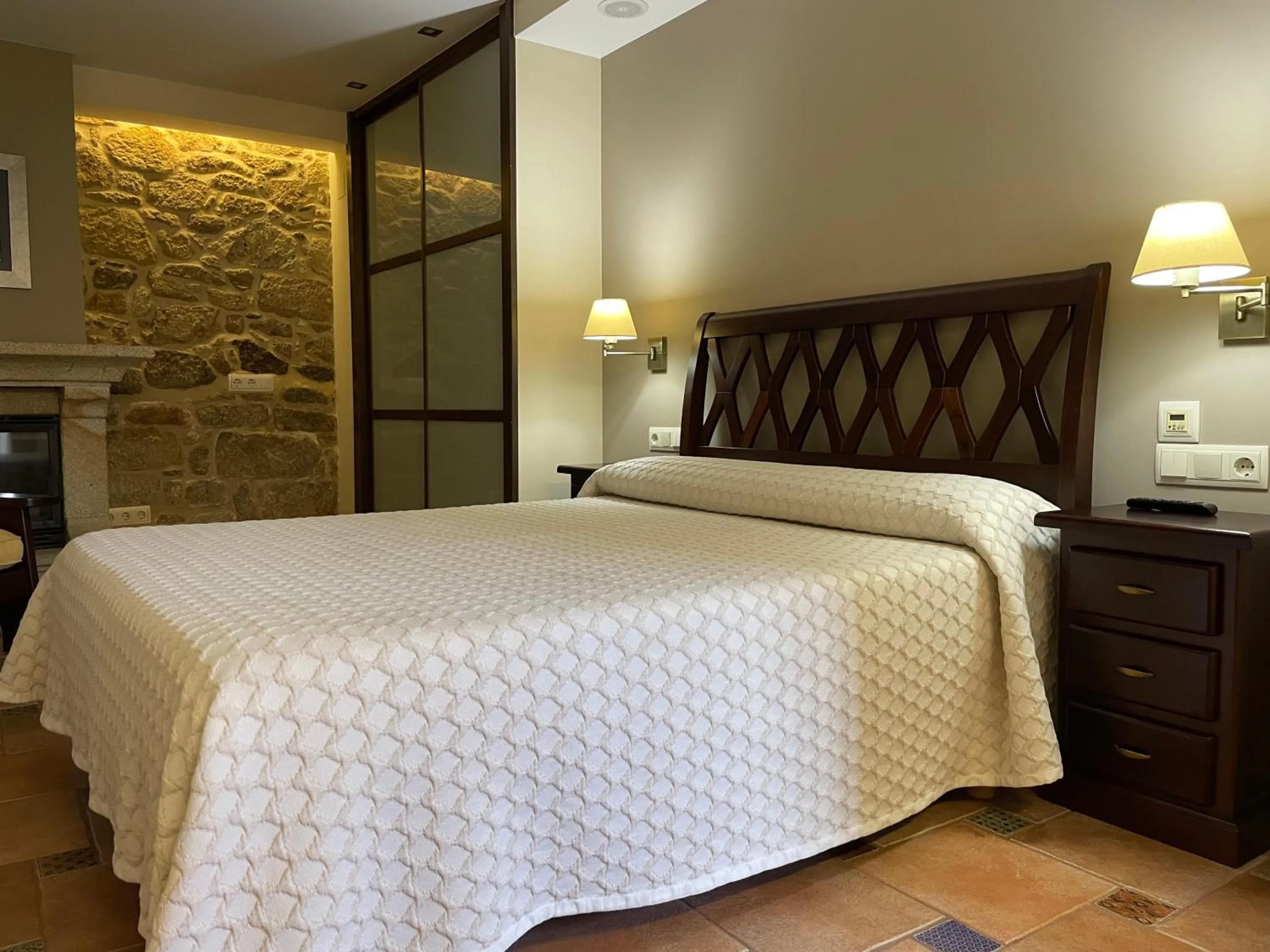 Bedroom, Bed in Apartamentos Río Sil